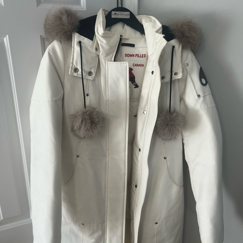 Get ready for winter! Amazing Moose Knuckle Coat! Excellent condition!